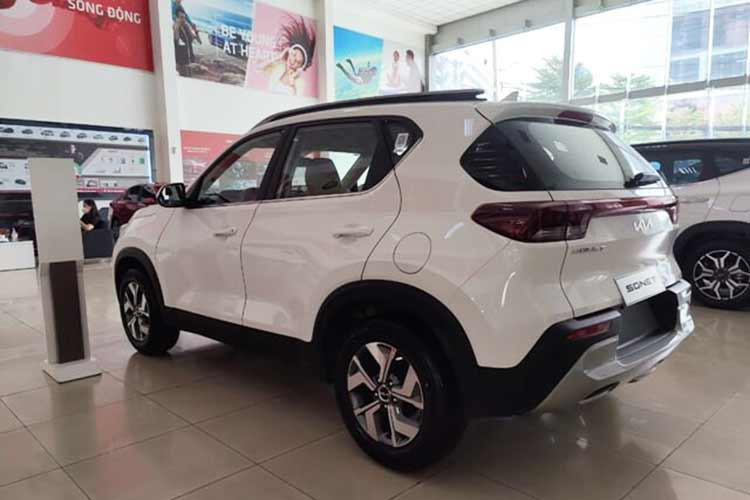 KIA Sonet có tản nhiệt mũi hổ kích thước lớn, sơn đen bóng; đèn chiếu sáng LED; la-zăng 16 inch; gương chiếu hậu chỉnh/gập điện kết hợp đèn xi-nhan; màn hình trung tâm 10,25 inch, kết nối Apple CarPlay/Android Auto; âm thanh 6 loa; đèn viền nội thất; điều hòa tự động; đề nổ nút bấm; khởi động từ xa; sạc không dây; cửa sổ trời...