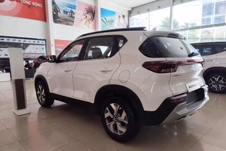 KIA Sonet có tản nhiệt mũi hổ kích thước lớn, sơn đen bóng; đèn chiếu sáng LED; la-zăng 16 inch; gương chiếu hậu chỉnh/gập điện kết hợp đèn xi-nhan; màn hình trung tâm 10,25 inch, kết nối Apple CarPlay/Android Auto; âm thanh 6 loa; đèn viền nội thất; điều hòa tự động; đề nổ nút bấm; khởi động từ xa; sạc không dây; cửa sổ trời...