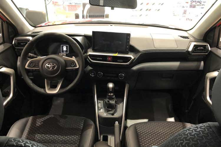 Các trang bị khác như; đồng hồ kỹ thuật số, màn hình hiển thị đa thông tin 7 inch; màn hình trung tâm 9 inch, hỗ trợ Apple CarPlay/Android Auto, hiển thị camera lùi và cảnh báo phương tiện cắt ngang khi lùi; chìa khóa thông minh, âm thanh 6 loa...