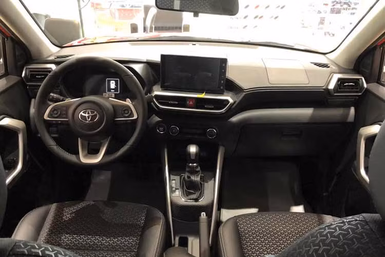 Các trang bị khác như; đồng hồ kỹ thuật số, màn hình hiển thị đa thông tin 7 inch; màn hình trung tâm 9 inch, hỗ trợ Apple CarPlay/Android Auto, hiển thị camera lùi và cảnh báo phương tiện cắt ngang khi lùi; chìa khóa thông minh, âm thanh 6 loa...