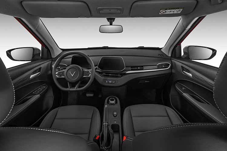 Nằm trong tầm giá 500 triệu đồng, dòng SUV thuần điện cỡ nhỏ của VinFast có độ hoàn thiện khá tốt với khoang nội thất sử dụng chất liệu nhựa cao cấp cùng một số trang bị nổi bật như cần số dạng xoay, đồng hồ kỹ thuật số, màn hình giải trí trung tâm 8 inch...