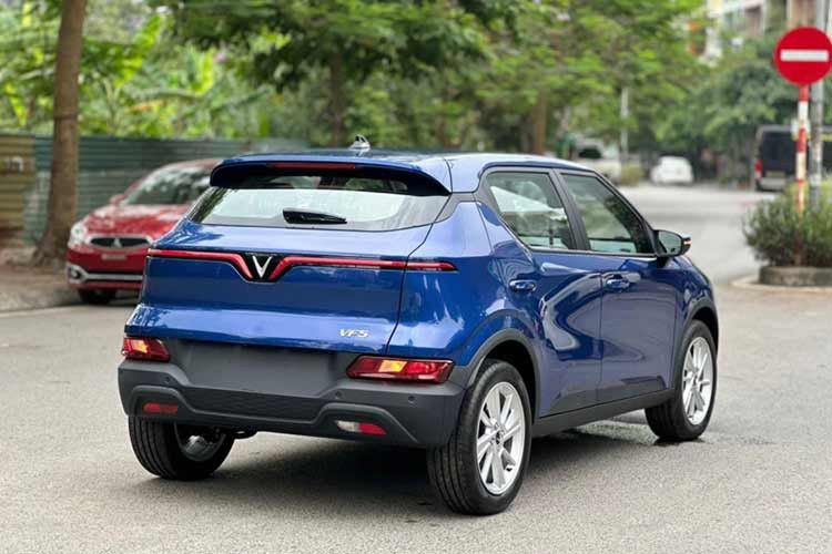 Động cơ của VF5 Plus là một mô-tơ điện, sinh công suất 134 mã lực và mô-men xoắn 135 Nm, dẫn động cầu trước. Bộ pin lithium dung lượng 37,23 kWh trên xe cho quãng đường di chuyển sau một lần sạc đầy lên tới hơn 300 km (theo tiêu chuẩn NEDC).