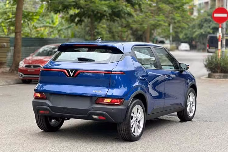 Động cơ của VF5 Plus là một mô-tơ điện, sinh công suất 134 mã lực và mô-men xoắn 135 Nm, dẫn động cầu trước. Bộ pin lithium dung lượng 37,23 kWh trên xe cho quãng đường di chuyển sau một lần sạc đầy lên tới hơn 300 km (theo tiêu chuẩn NEDC).