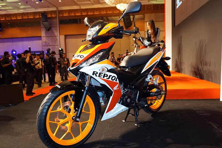 Tại thị trường Việt Nam, hiện giá bán của Winner 150 được niêm yết đề xuất chính hãng từ 45,4 triệu đồng. Mặc dù mới chỉ ra mắt được một thời gian ngắn và là đối thủ cạnh tranh trực tiếp của Yamaha Exciter 150, tuy nhiên mẫu xe này cũng không hề kém cạnh khi luôn được nhiều người tiêu dùng lựa chọn làm chiếc xe máy đa dụng cho riêng mình.