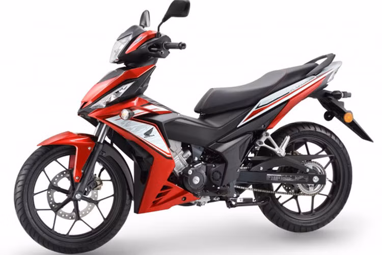 Trước mặt người lái là bảng đồng hồ với công-tơ-mét được thiết kế dạng analogue truyền thống cùng với một màn hình LCD hiển thị những thông số như lượng xăng tiêu thụ, quãng đường đi cũng như giờ giấc. Bên dưới yên của mẫu xe côn tay này xuất hiện cốp đựng đồ nhỏ. 