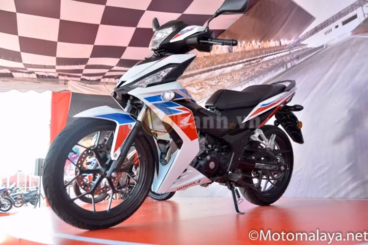 Chưa hết, Honda Winner 150 2017 còn được trang bị vành đúc hợp kim tiêu chuẩn, cụm đèn pha dạng LED và bình xăng 4,5 lít bên dưới yên. Trọng lượng của Honda Winner 150 2017 là 122 kg trong khi yên cao 764 mm, phù hợp với vóc dáng của đa số người dùng tại châu Á.