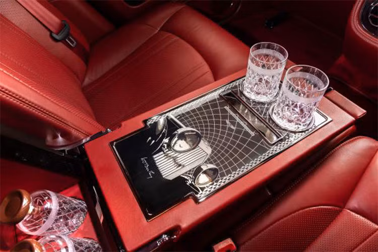 Thứ hai là động cơ tương tự như trên nhưng có công suất tối đa 530 mã lực và mô-men xoắn cực đại 1.100 Nm giống Bentley Mulsanne Speed. Sức mạnh động cơ được truyền tới cầu sau thông qua hộp số tự động 8 cấp.