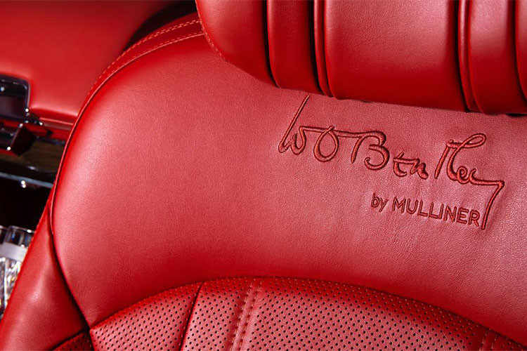 Có thể nói, mọi đặc điểm nhận dạng của Bentley Mulsanne W.O. Edition đều nằm bên trong nội thất. Tại đây, bạn sẽ bắt gặp tủ pha cocktail phát sáng với họa tiết gợi liên tưởng đến lưới tản nhiệt ma trận và cụm đèn pha của 8 Litre. Trên tủ cocktail này còn có một cửa sổ nhỏ, hé lộ một phần của trục khuỷu trong động cơ trên chiếc 8 Litre. 