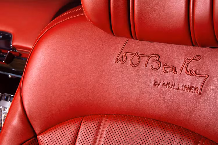 Có thể nói, mọi đặc điểm nhận dạng của Bentley Mulsanne W.O. Edition đều nằm bên trong nội thất. Tại đây, bạn sẽ bắt gặp tủ pha cocktail phát sáng với họa tiết gợi liên tưởng đến lưới tản nhiệt ma trận và cụm đèn pha của 8 Litre. Trên tủ cocktail này còn có một cửa sổ nhỏ, hé lộ một phần của trục khuỷu trong động cơ trên chiếc 8 Litre. 