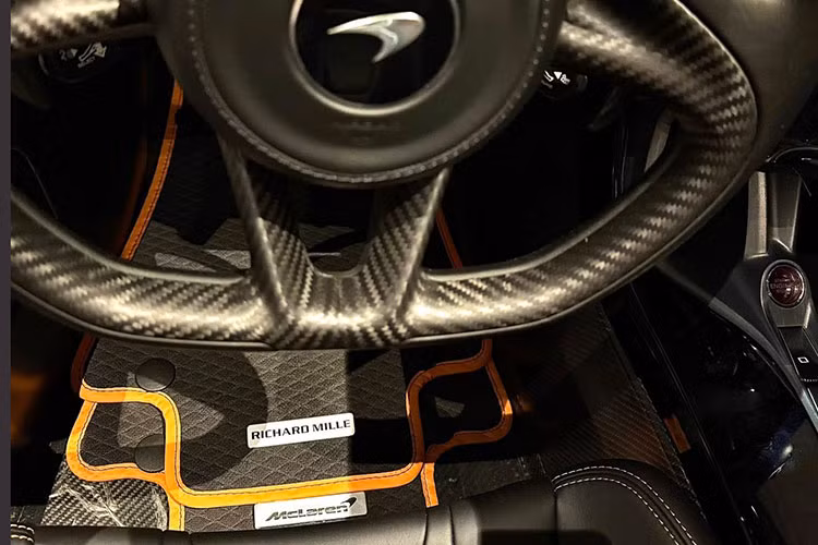 Theo đó chiếc siêu xe triệu đô McLaren Elva của Minh Nhựa có tấm thảm sàn được Richard Mille và McLaren thiết kế, vì thế tay chơi này phân vân sẽ lái ra đường hay sẽ để xe trong garage của mình mà ngắm. Bộ thảm sàn này thiết kế riêng cho dòng xe Elva.