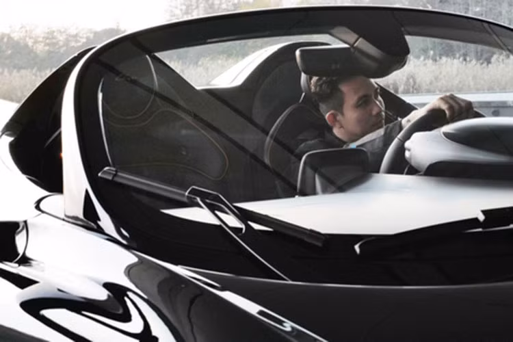 Cụ thể, vào năm ngoái, Minh Nhựa đã bấm biển số cho siêu phẩm Pagani Huayra sau khi làm thủ tục sang tên qua cho mình từ người bố, anh may mắn sở hữu biển 51L-00.405, và có thể thấy McLaren Elva và Pagani Huayra có biển giống hệt nhau trừ chữ cái.