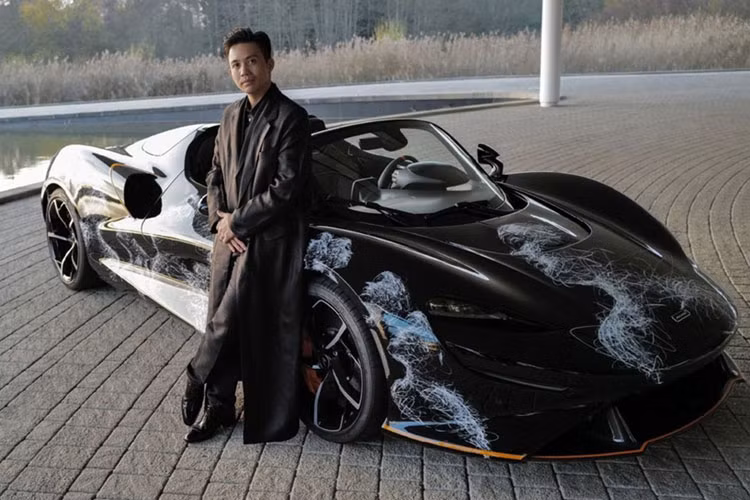 Minh Nhựa tiết lộ mình phải chi ra 8 triệu đô la (gần 190 tỷ đồng), cao hơn nhiều con số 143 tỷ đồng tiết lộ trước đó. Siêu phẩm McLaren Elva ban đầu được dự kiến sản xuất 399 xe nhưng sau đó đã được điều chỉnh giảm 100 chiếc chỉ còn 299 xe và hãng xe Anh quốc còn có 1 lần điều chỉnh xuống chỉ 149 chiếc. 