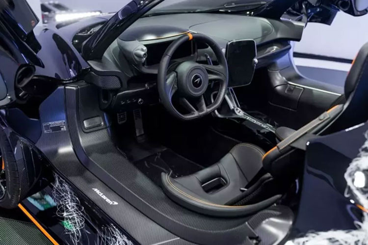 Nếu bạn chê biển số xe McLaren Elva của Minh Nhựa quá bình dân thì nó lại mang ý nghĩa rất lớn với anh, bỏ ra 40 triệu đồng để sở hữu 1 chiếc biển mình mơ ước lại còn đi cặp với biển số Pagani Huayra, tay chơi này quá đẳng cấp.