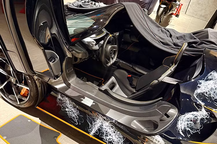 Minh Nhựa chia sẻ mình là 1 tín đồ của thương hiệu đồng hồ cao cấp Richard Mille, nên việc hãng hợp tác với McLaren sản xuất ra thảm sàn cho siêu xe Elva triệu đô khiến anh rất thích thú.