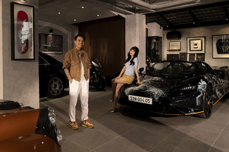 Hành trình của tay chơi siêu xe Phạm Trần Nhật Minh hay còn gọi là Minh Nhựa đặt mua McLaren Elva triệu đô đến khi xe về nước mất đâu đó 2 năm, và hơn 2 năm sau mới ra được biển số, khá ly kỳ và cũng như tạo nên 1 sự đột phá mới trong phong trào chơi siêu xe tại Việt Nam.