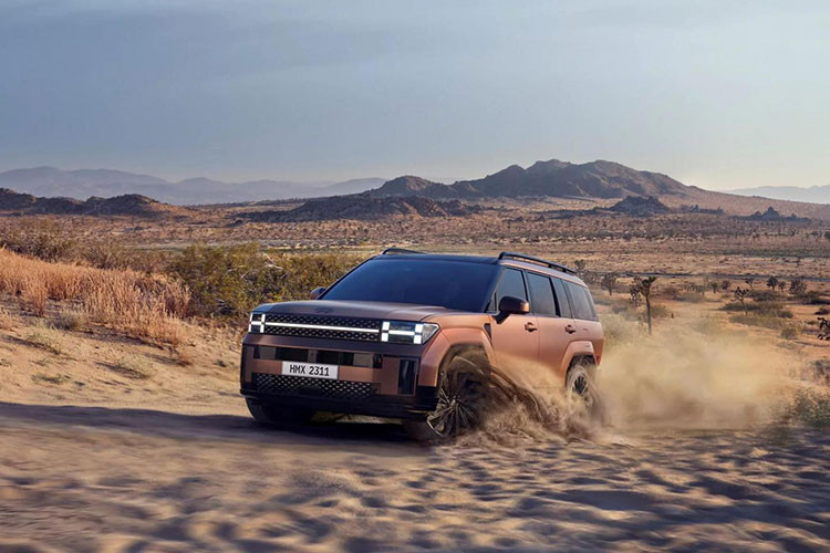 Ngoài ra, Hyundai SantaFe thế hệ thứ 5 còn có một tùy chọn động cơ nữa là hệ truyền động plug-in hybrid (PHEV), bao gồm máy xăng 4 xi-lanh, tăng áp, dung tích 1.6L, mô-tơ điện và hộp số tự động 6 cấp. Phiên bản PHEV của xe sẽ có hệ dẫn động 4 bánh 4WD và nhiều khả năng dành cho thị trường châu Âu. Dự kiến, giá xe Hyundai SantaFe 2024 sẽ chính thức công bố vào ngày ra mắt trong tháng 8 năm nay. 