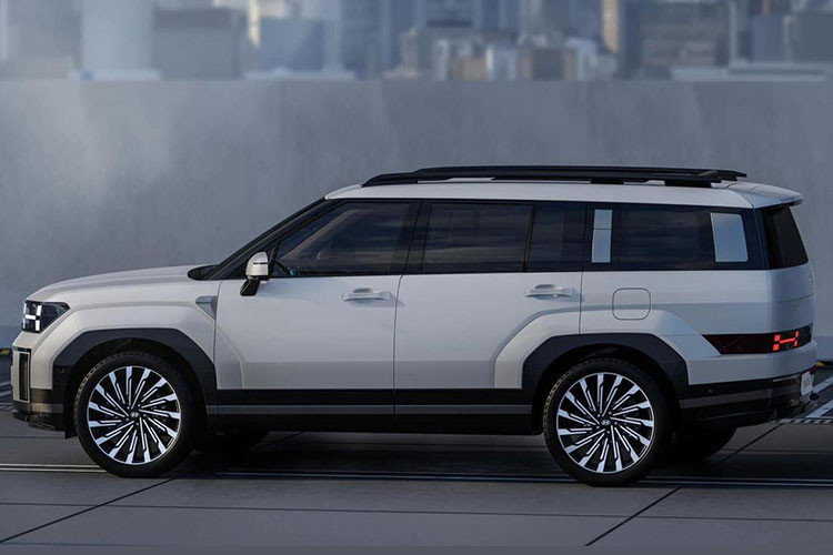 Ở thế hệ mới, mẫu xe này gần như lột xác hoàn toàn so với phiên bản cũ đang bán trên thị trường. Có thể thấy rõ điều này qua khu vực đầu xe với lưới tản nhiệt trải dài, được chia đôi bằng dải đèn LED định vị ban ngày nằm vắt ngang. Logo của xe không còn nằm trong lưới tản nhiệt như cũ mà đưa lên nắp ca-pô.