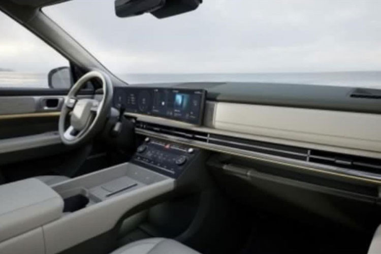 Bên trong Hyundai SantaFe 2024 cũng là không gian nội thất hoàn toàn mới. Đúng như những hình ảnh được lan truyền trước đó, xe sở hữu một số chi tiết giống với Hyundai Grandeur thế hệ mới như vô lăng và màn hình chỉnh điều hòa bên dưới. Trên vô lăng của xe xuất hiện 4 dấu chấm vốn là mã Morse của chữ "H", thay cho logo Hyundai. Ngoài ra, phía sau vô lăng còn xuất hiện cần số điện tử mới, tương tự Hyundai Kona 2024.