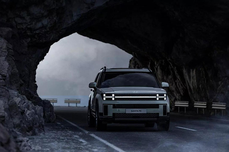 Nằm bên trong hốc bánh này là những loại vành la-zăng khác nhau. Chiếc xe trong hình ảnh rò rỉ được trang bị vành hợp kim đa chấu hút mắt. Trên sườn xe, những đường dập gân của thế hệ cũ đã biến mất. Thay vào đó là những bề mặt bằng phẳng và nóc dốc dần về phía sau, đi kèm baga màu đen khỏe khoắn. Đường chân kính của xe cũng không còn hất lên ở cột C mà kéo thẳng về phía đuôi xe.