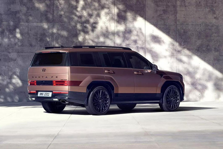 Cả hai loại động cơ của xe đều kết hợp với hệ dẫn động 1 cầu. Ở thị trường Bắc Mỹ, Hyundai SantaFe 2024 sẽ được trang bị động cơ xăng GDI 4 xi-lanh, hút khí tự nhiên, dung tích 2.5L. Động cơ này đi với hộp số tự động 8 cấp và hệ dẫn động 1 cầu.