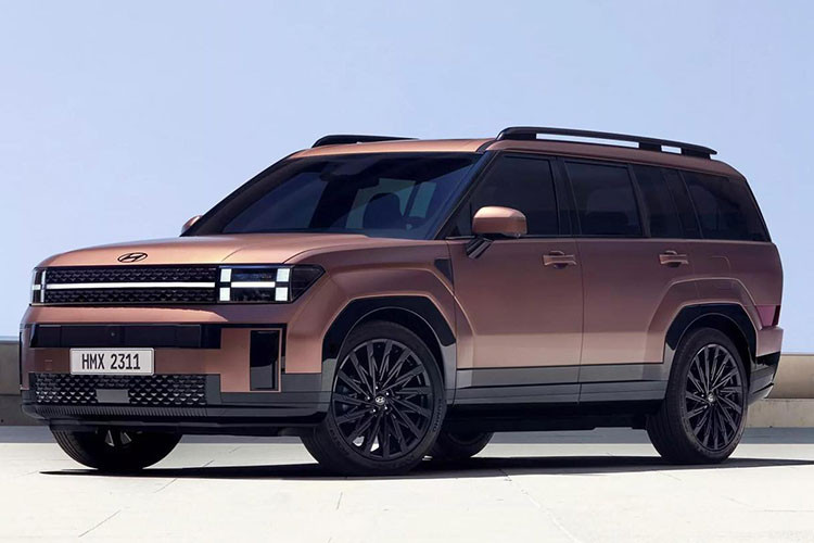 Nhìn chung, Hyundai SantaFe hoàn toàn mới mang trên mình ngoại hình hầm hố và nam tính hơn nhưng cũng khiến người ta không khỏi liên tưởng đến những mẫu SUV hạng sang nhà Land Rover. Riêng hình ảnh chụp bên sườn còn cho thấy Hyundai SantaFe 2024 sẽ tăng đáng kể về mặt kích thước so với người tiền nhiệm.