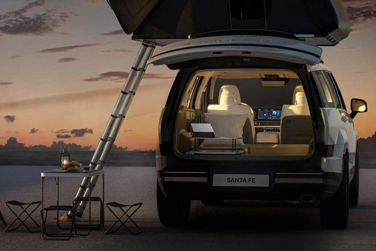 Đằng sau, Hyundai SantaFe 2024 còn được trang bị đèn hậu nằm khá thấp và có tạo hình chữ "H" bên trong. Đây là mẫu xe thứ hai của Hyundai sở hữu tạo hình đèn chữ "H, sau Exter mới ra mắt tại Ấn Độ. Đèn hậu của mẫu crossover này nằm trong ốp màu đen vắt ngang đuôi xe. Bên trên còn có logo của hãng Hyundai và tem chữ nổi "SantaFe".