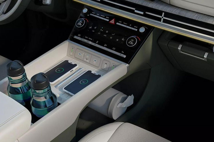 Trên mặt táp-lô của xe là màn hình cong mới, kết hợp giữa 2 màn hình 12,3 inch. Đây là trang bị hiện đã được dùng cho một số mẫu xe Hyundai đời mới như Grandeur, Kona hay Elantra. Bên cạnh đó là hệ thống âm thanh Bose và 2 sạc điện thoại không dây lần đầu tiên được áp dụng cho xe Hyundai.