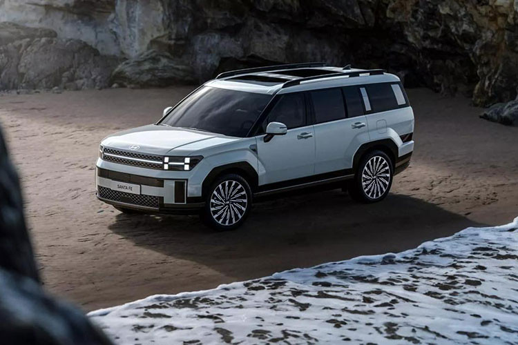 Chẳng còn bao lâu nữa, mẫu xe SUV Hyundai SantaFe 2024 sẽ chính thức trình làng tới người tiêu dùng, nhưng hình ảnh được cho là chính thức của xe đã bị rò rỉ trên mạng. Qua đây, có thể thấy mẫu xe này sở hữu thiết kế khá giống với các hình ảnh mô phỏng trên máy tính trước đó.