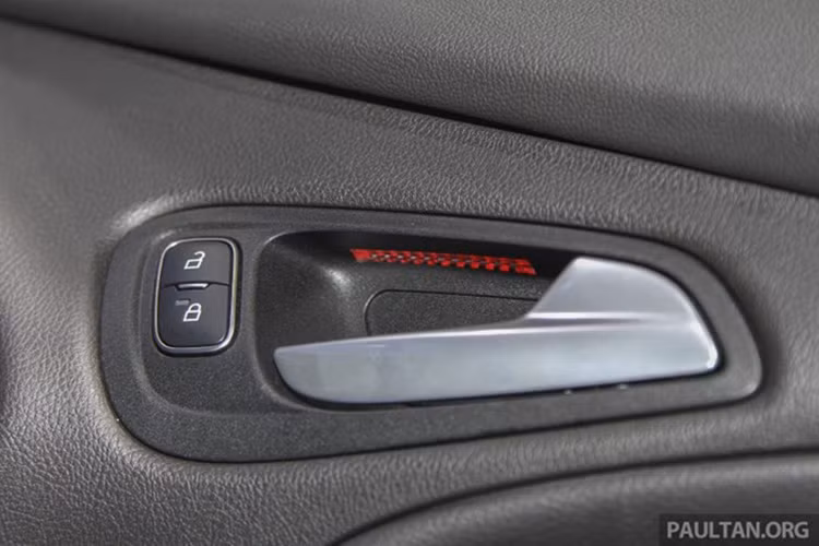 Chốt mở cửa phía trong xe được trang bị thêm khoá bấm từ và đèn led nhỏ tiện dụng.