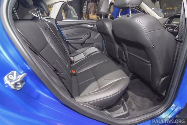 Nội thất của xe với trang bị bọc da màu tối được trang bị mang thiết kế đơn giản, tiện dụng.