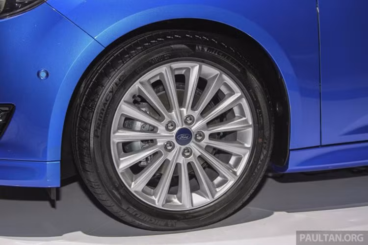 Mâm xe đa chấu mang dáng vẻ khoe mạnh, thể thao và nam tính hơn so với phiên bản hiện tại.