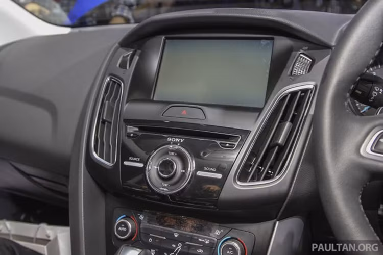 SYNC 2 với màn hình 8inch cũng được tích hợp trên phiên bản Ford Focus mới này.