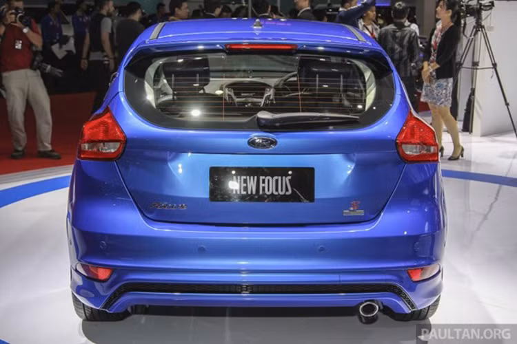 Ở phía sau, đèn hậu đã được thu nhỏ lại kích thước giúp có một cái nhìn khí động học hơn khi nhìn từ phía bên.