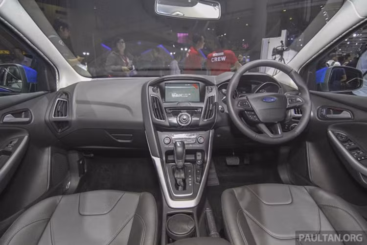 Bên trong nội thất, Ford bố trí vô lăng 3 chấu thể thao mới, vị trí phanh tay được đặt lại và bổ sung giá để cốc khá tiện lợi.