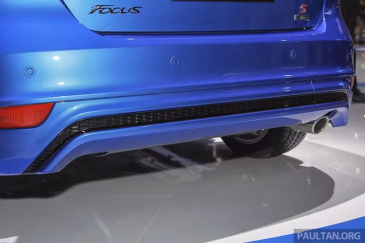 Cản sau cũng đã được sửa lại với một đường lưới nhỏ kéo dài sang hai bên, kết hợp với các gờ khuếch tán tạo vẻ thể thao.