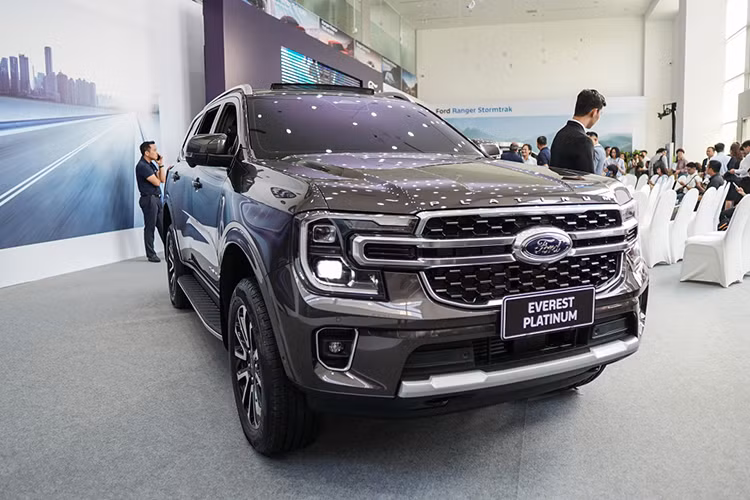 Ford ban Ranger Stormtrak va Everest Platinum online, tranh kenh gia