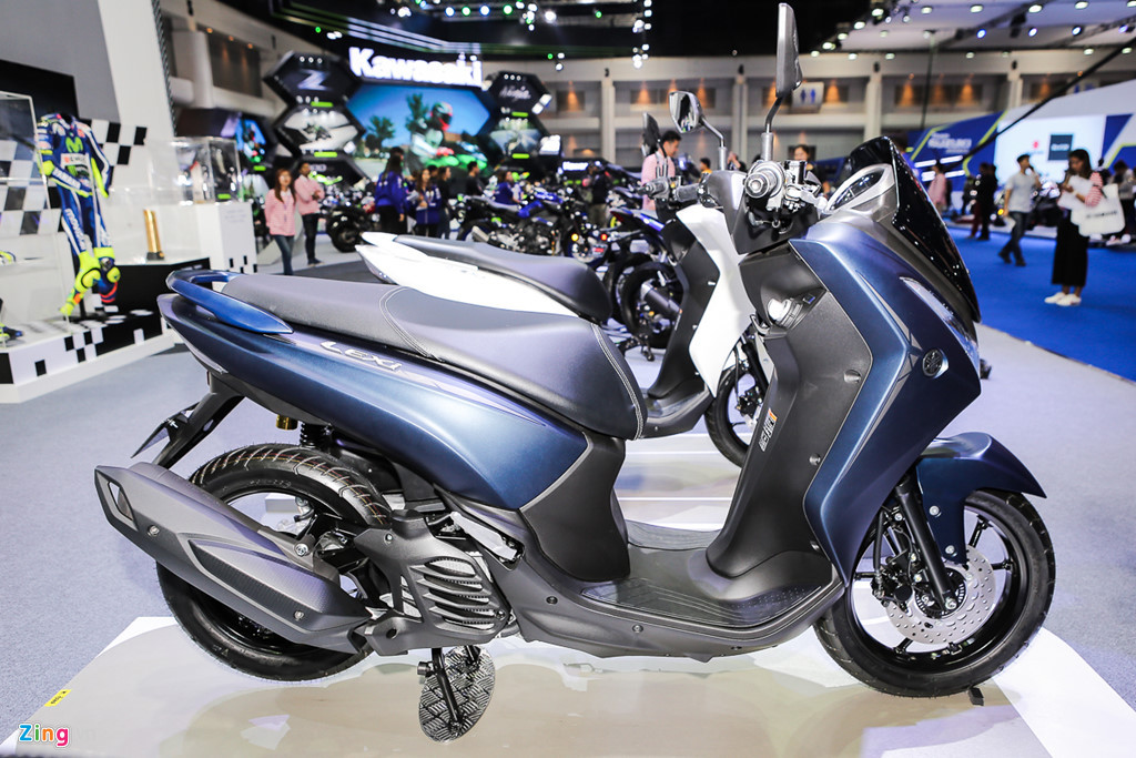 Lexi có phiên bản thường và phiên bản S, khác biệt dễ nhận thấy nằm ở màu sơn. Phiên bản Lexi S có màu sơn mờ và sử dụng chìa khoá thông minh smartkey, tương tự một số dòng xe có trang bị này của Yamaha tại Việt Nam.