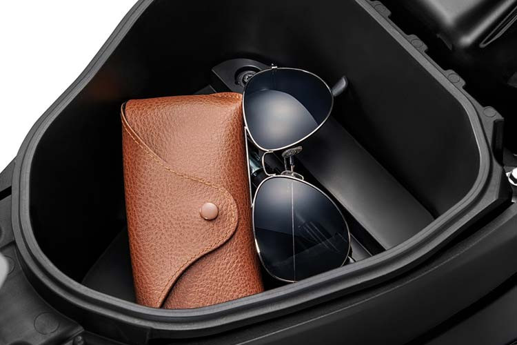 Bình xăng xe có dung tích 3,7 lít đặt dưới yên xe cùng với khoang chứa đồ. Cả hai bánh của Honda Wave Alpha 2020 đều được trang bị phanh đùm kết hợp phuộc ống lồng phía trước và giảm xóc đôi phía sau.