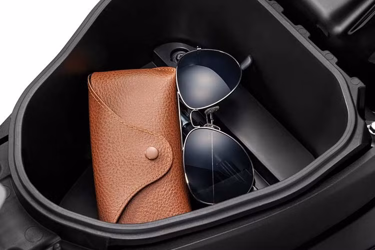 Bình xăng xe có dung tích 3,7 lít đặt dưới yên xe cùng với khoang chứa đồ. Cả hai bánh của Honda Wave Alpha 2020 đều được trang bị phanh đùm kết hợp phuộc ống lồng phía trước và giảm xóc đôi phía sau.