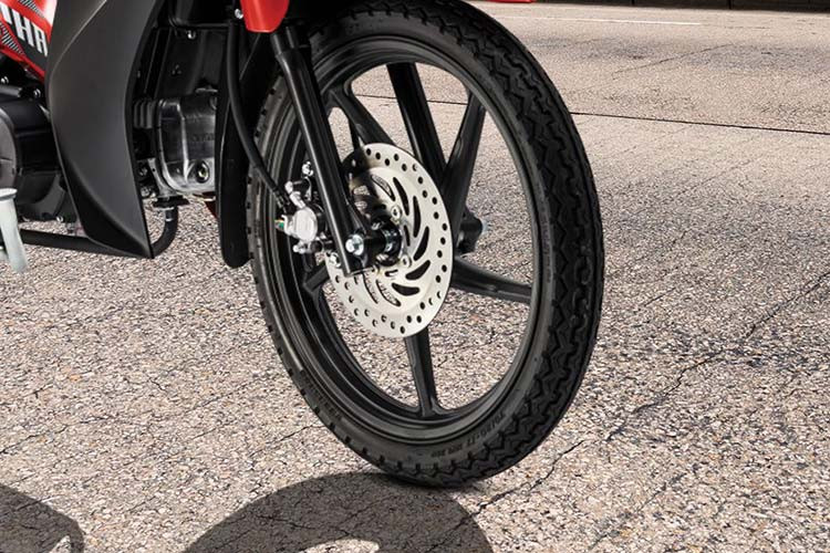 Phiên bản tiêu chuẩn mâm nan hoa trang bị phanh tang trống trước sau, trong khi bản mâm đúc có phanh đĩa thủy lực phía trước và tang trống phía sau. Hệ thống treo dạng telescopic và giảm xóc lò xo đôi phía sau.