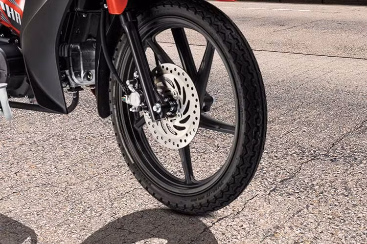 Phiên bản tiêu chuẩn mâm nan hoa trang bị phanh tang trống trước sau, trong khi bản mâm đúc có phanh đĩa thủy lực phía trước và tang trống phía sau. Hệ thống treo dạng telescopic và giảm xóc lò xo đôi phía sau.