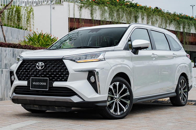 Hiện tại, Toyota đang áp dụng chương trình ưu đãi 50% lệ phí trước bạ cho hai mẫu MPV cỡ nhỏ là Toyota Avanza và Veloz. Tuy nhiên, sổ tiền ưu đãi mà khách mua xe nhận được sẽ không vượt quá 28 - 30 triệu đồng đối với Avanza và 33-35 triệu đồng đối với Veloz. 