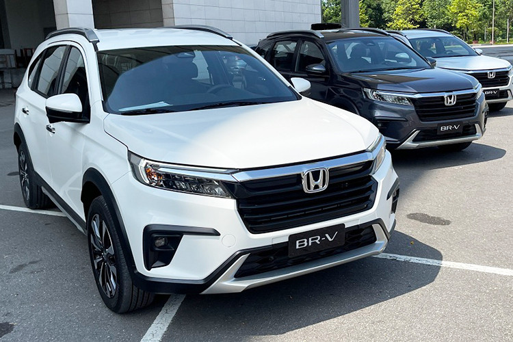 Tương tự, Honda BR-V cũng được đại lý chào bán kèm ưu đãi 50% lệ phí trước bạ. Khách hàng đặt cọc trong tháng 12 này sẽ được giảm từ 33-42 triệu đồng chi phí lăn bánh tùy địa phương.