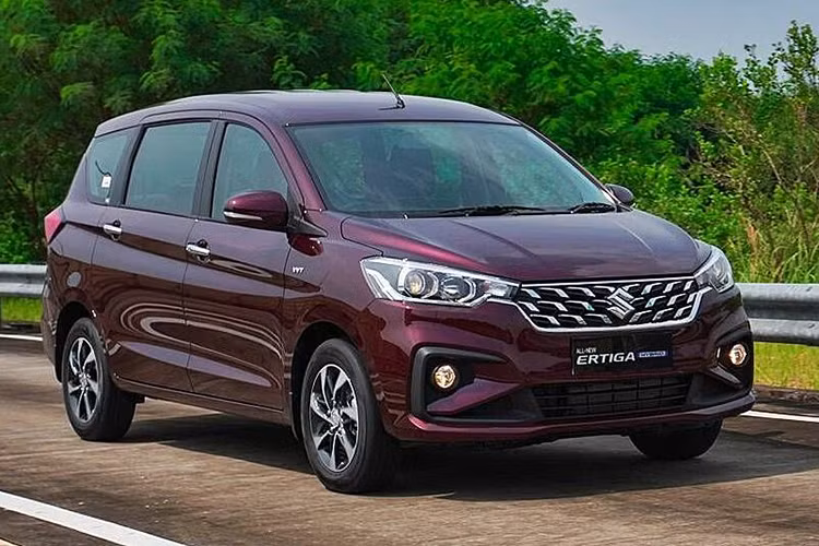 Suzuki Ertiga có ưu đãi sâu hơn "người anh em cùng nhà" XL7. Theo đó, hãng hỗ trợ 100% lệ phí trước bạ, tặng phiếu nhiên liệu, bảo hiểm vật chất. Tổng ưu đãi mà khách mua Ertiga nhận được là khoảng 64-110 triệu đồng.
