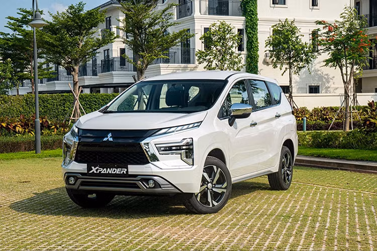 Mitsubishi Xpander - Mẫu xe bán chạy nhất phân khúc cũng được chào bán với chương trình hỗ trợ 50% lệ phí trước bạ từ đại lý. Nhờ đó, khách mua Xpander tiết kiệm khoảng 30-42 triệu đồng khi làm thủ tục lăn bánh.