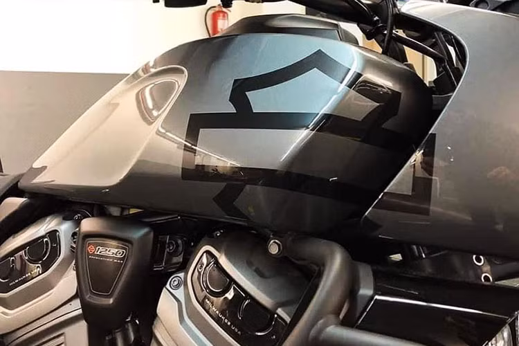 Các thông số của xe được hiển thị một cách rõ ràng trên màn hình màu TFT kích thước 6,8 inch, tích hợp kết nối Bluetooth. Hệ thống chiếu sáng của xe gồm đèn pha, đèn hậu và đèn xinhan đều ứng dụng công nghệ LED hiện đại, ngoài ra xe còn được tích hợp thêm đèn liếc hỗ trợ vào cua. Bình xăng của mẫu xe này có dung tích lên đến 21 lít, đủ để đáp ứng các chuyến đi khoảng 350 km.