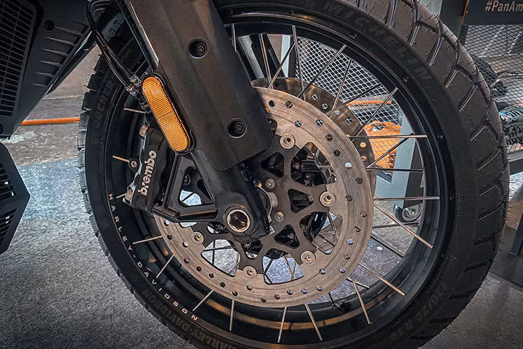 Hệ thống treo bán chủ động của Harley-Davidson Pan America 1250 gồm có giảm xóc trước hành trình ngược 47 mm và giảm xóc đơn phía sau. Hệ thống treo này có khả năng tự động điều chỉnh theo cân nặng người lái, đồng thời can thiệp tốc độ nén và hồi của giảm xóc.