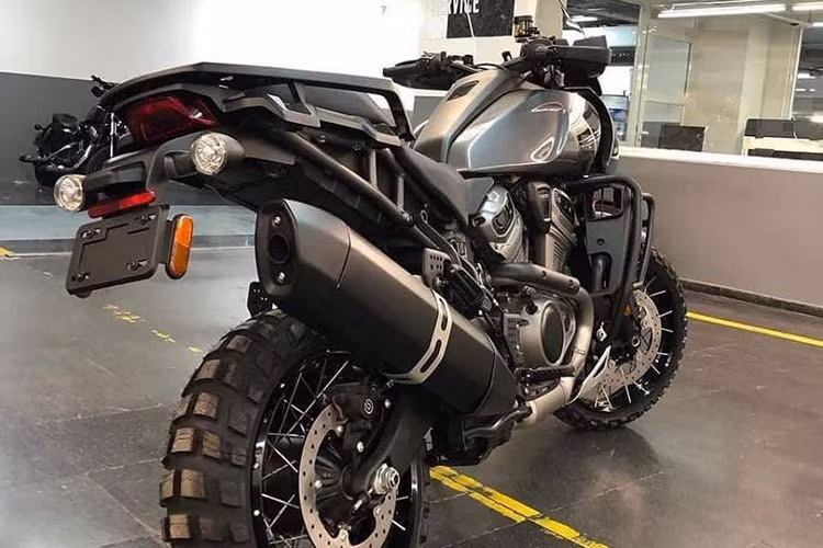 "Dàn chân" của Pan America 1250 dùng bộ vành nan hoa 19 inch ở phía trước và 17 inch ở phía sau, kích thước lốp trước/sau lần lượt là 120/70 và 170/60, cả 2 lốp đều là loại Michelin Scorcher Adventure. Phiên bản Special được trang bị hệ thống treo bán chủ động tích hợp điều chỉnh chiều cao thích ứng, cho phép hạ chiều cao yên từ 890 mm xuống mức 855 mm khi dừng xe.