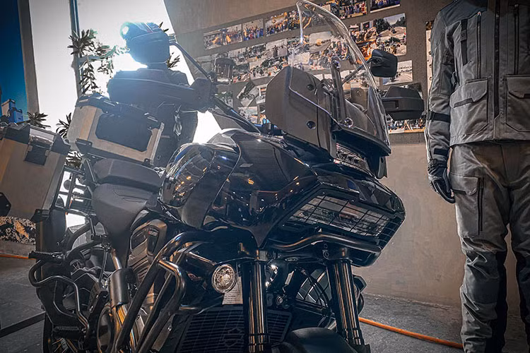 Harley-Davidson Pan America 1250 có chiều dài 2.265 mm, khoảng sáng gầm 175 mm, chiều dài cơ sở 1.580 mm. Khối lượng ướt của mẫu adventure này là 245 kg cho bản Standard và 258 kg cho bản Special. Xe sử dụng hệ thống đèn pha thích ứng Advanced Daymaker Adaptive giúp tăng thêm khả năng chiếu sáng khi di chuyển qua những góc cua.