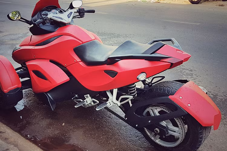 Xe sử dụng bộ mâm 3 chấu kép hình chữ V tương phản trên phần khung viền sử dụng nhiều kết cấu bằng nhôm được sơn đen và carbon. Hai bánh trước kích thước 165/65 với bộ vành kích thước 14 inch, cản trước hạ thấp, hai hốc gió lớn hai bên khiến chiều rộng phần đầu lên tới 1.506 mm, gần bằng kích thước của ôtô cỡ nhỏ.